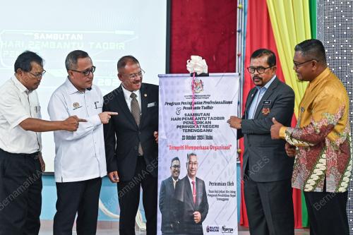 DATUK DR ADNAN MAT