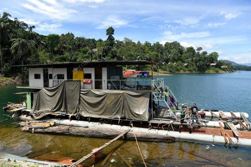 KELUARGA TINGGAL DALAM RUMAH BOT