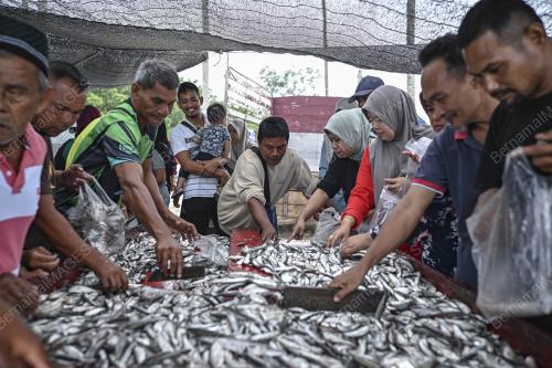 PENDUDUK SETIU DAPATKAN BEKALAN IKAN SEGAR DAN MURAH