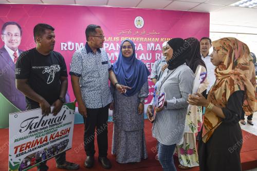 PENYERAHAN KUNCI RUMAH PANGSA MAMPU MILIK PULAU REDANG