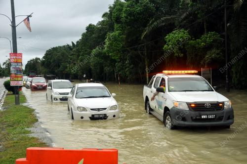 TR05_26112017_JALAN_DIBAIKI_BANJIR
