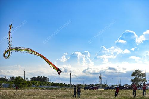 WAU NAGA 70 METER DITERBANGKAN