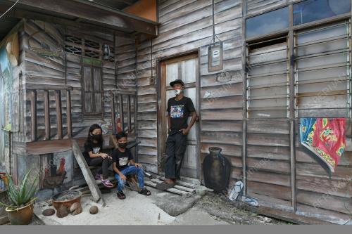 LUKISAN MURAL RUMAH KAYU KLASIK