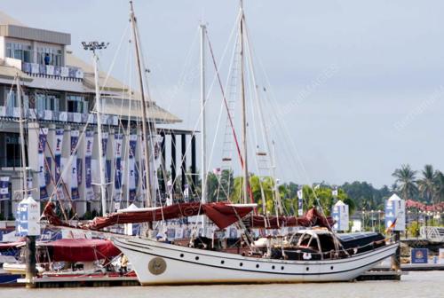 PERAHU BESAR NAGA PELANGI II