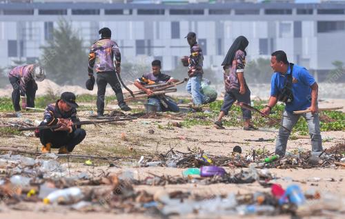 PEMBERSIHAN SAMPAH HANYUT