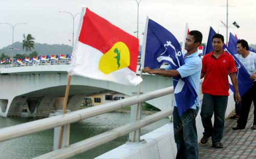 UMNO PASANG BENDERA