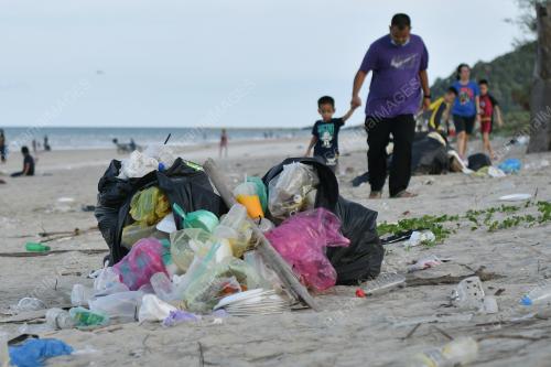 GENG PLASTIK IJA KUTIP SAMPAH PANTAI