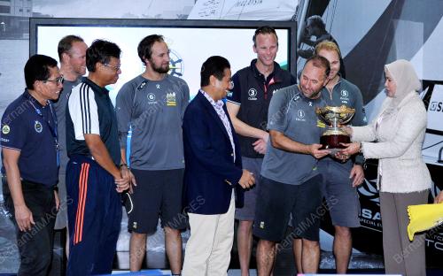 TR06_03122012_PIALA_CORONATION