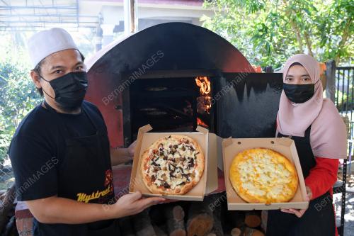 PIZA DURIAN DAN DAGING SALAI