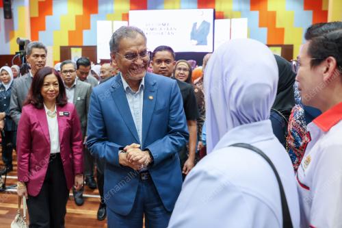 DATUK SERI DR DZULKEFLY AHMAD