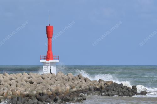 RUMAH API DAN TANDA ARAH SUAR