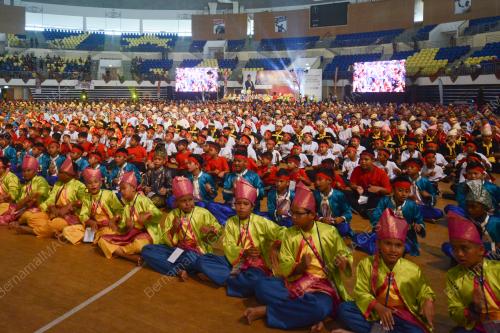 THE LARGEST MULTILINGUAL DIKIR BARAT PERFORMANCE