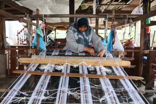 TENUN SONGKET DENGAN 'MATA HATI'
