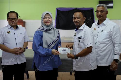FADHLINA SIDEK