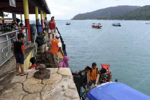 PENDUDUK KAMPUNG REDAH OMBAK DEMI BARANG KEPERLUAN