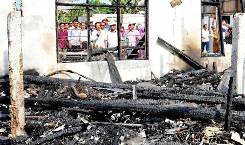 TR06_18082015_RUMAH_TERBAKAR