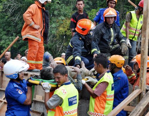 TR06_21062012_BANGUNAN_RUNTUH