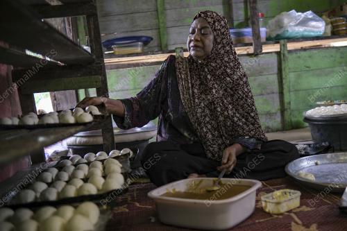 KEENAKAN ROTI SEKAYA DAPUR KAYU