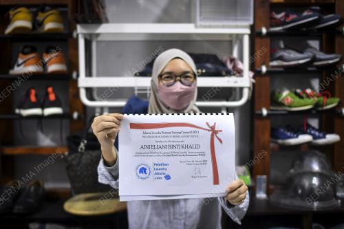 PERKHIDMATAN MENCUCI KASUT DAN BEG TANGAN
