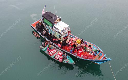 NELAYAN PANTAI CARI REZEKI