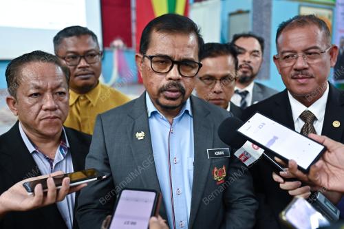 DATUK DR ADNAN MAT