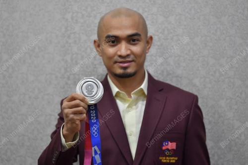 DATUK AZIZULHASNI AWANG