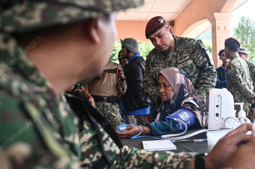 PEMERIKSAAN KESIHATAN MANGSA BANJIR