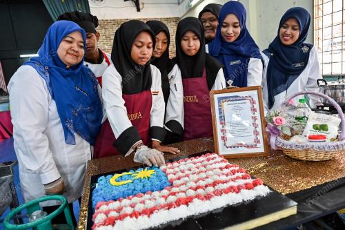KUIH ONDE-ONDE BERKONSEPKAN JALUR GEMILANG