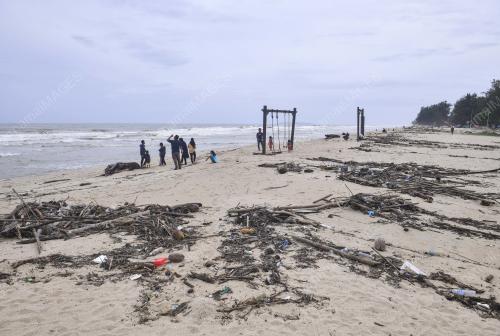 SAMPAH TERDAMPAI DI PANTAI BATU BUROK