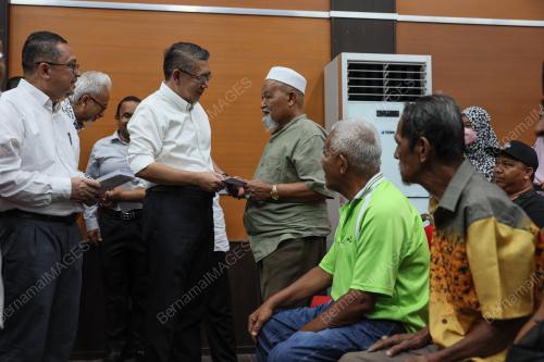 DATUK SERI SALAHUDDIN AYUB