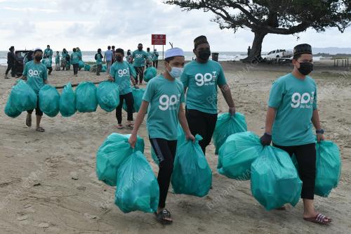 GENG PLASTIK IJA KUTIP SAMPAH PANTAI