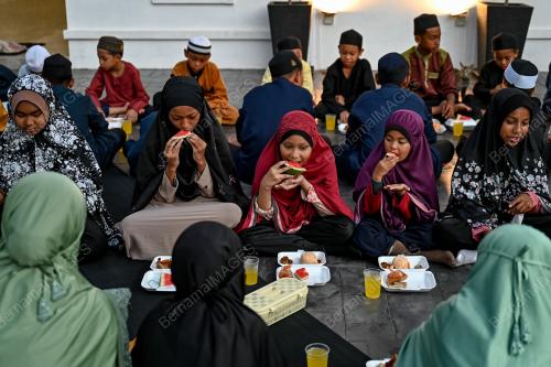 BERBUKA PUASA KANAK-KANAK KAMPUNG