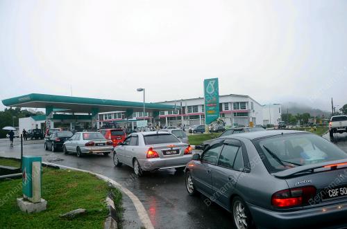 TR07_04122013_BANJIR_MINYAK