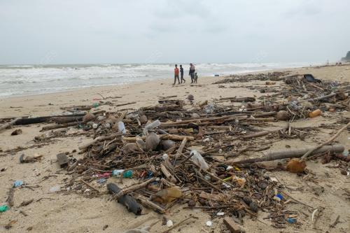 SAMPAH SARAP TERDAMPAR DI PANTAI