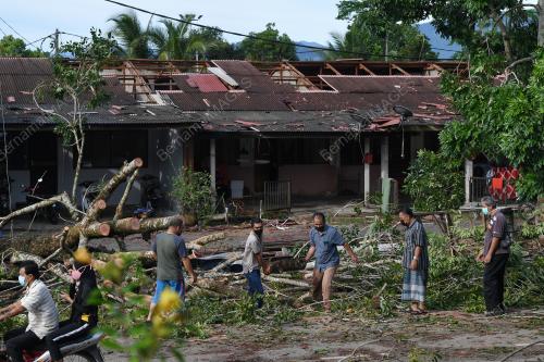 RUMAH ROSAK AKIBAT RIBUT