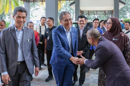 DATUK SERI DR DZULKEFLY AHMAD