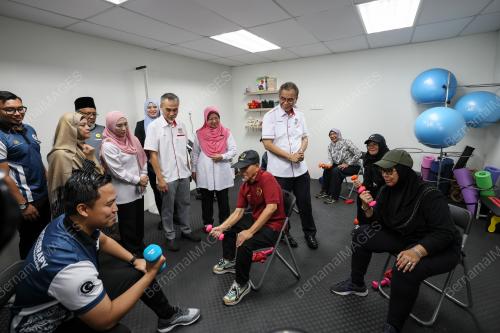 DATUK SERI DR DZULKEFLY AHMAD
