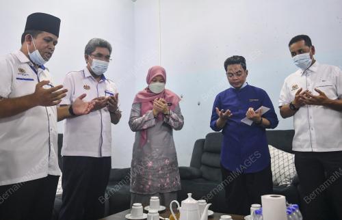 FADHLINA SIDEK