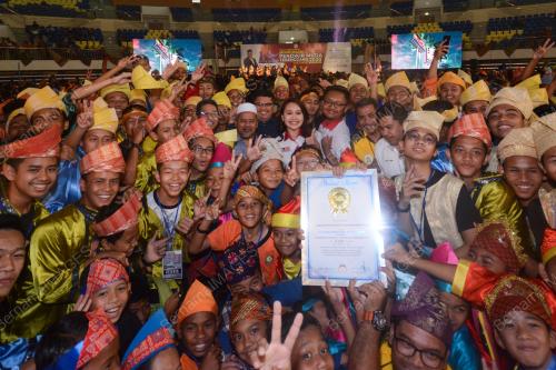 THE LARGEST MULTILINGUAL DIKIR BARAT PERFORMANCE