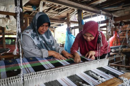 TENUN SONGKET DENGAN 'MATA HATI'