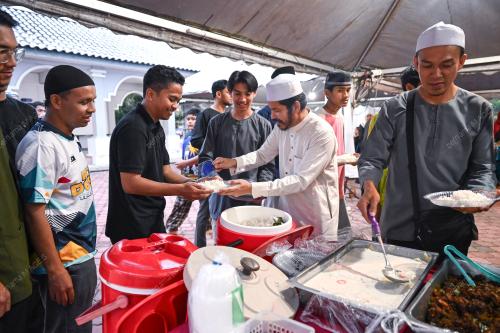 DATUK SERI DR MOHD UZIR MAHIDIN