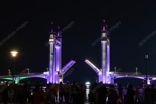 JAMBATAN ANGKAT DIHIASI CAHAYA LAMPU