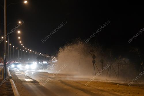 OMBAK DI PANTAI SEBERANG TAKIR