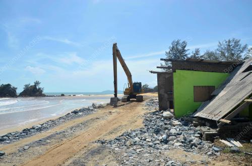 HAKISAN OMBAK DI KUALA KEMASIK