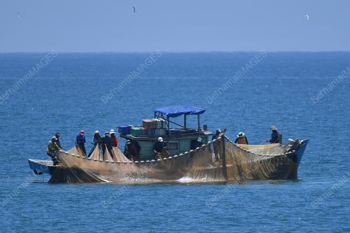NELAYAN TANGKAP IKAN