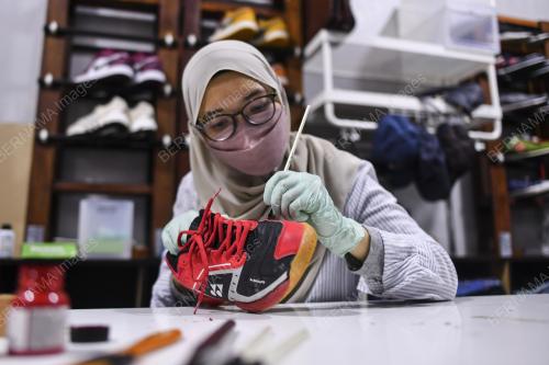 PERKHIDMATAN MENCUCI KASUT DAN BEG TANGAN