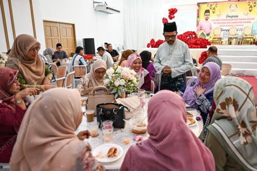 DATUK DR ADNAN MAT