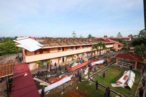 SEKOLAH ROSAK AKIBAT RIBUT