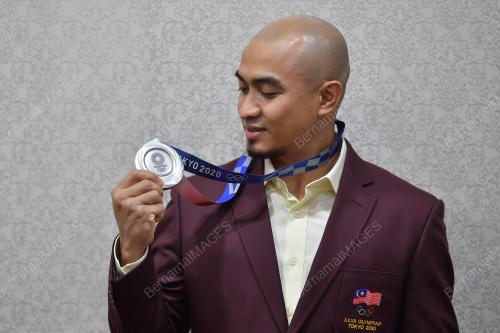 DATUK AZIZULHASNI AWANG