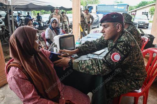 PEMERIKSAAN KESIHATAN MANGSA BANJIR